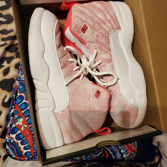 Kids Jordan 12 white and pink size 3 - Picture 2 of 3